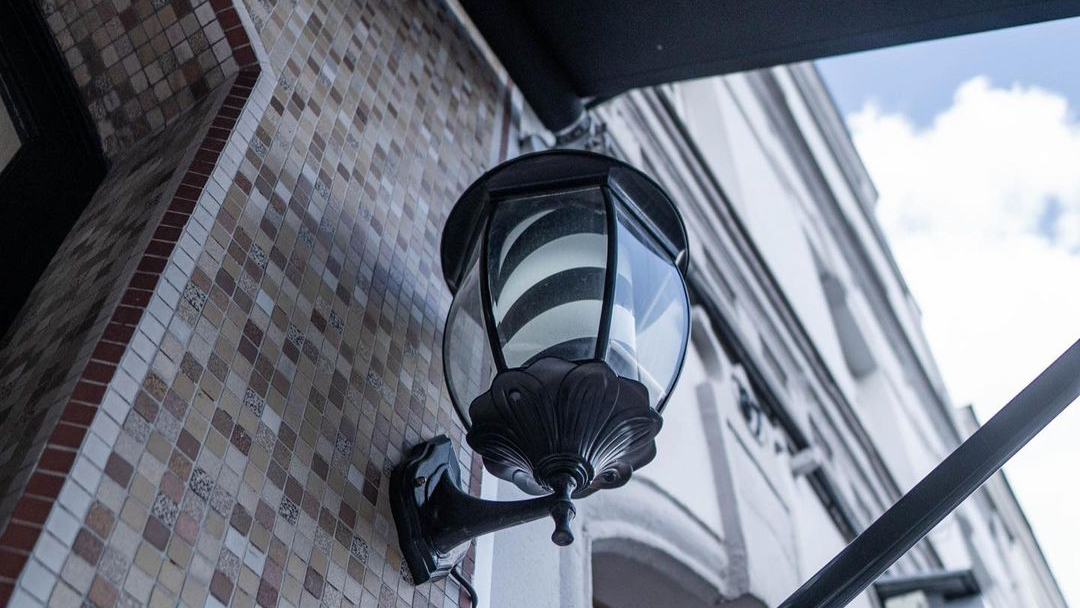 Façade et ambiance du salon